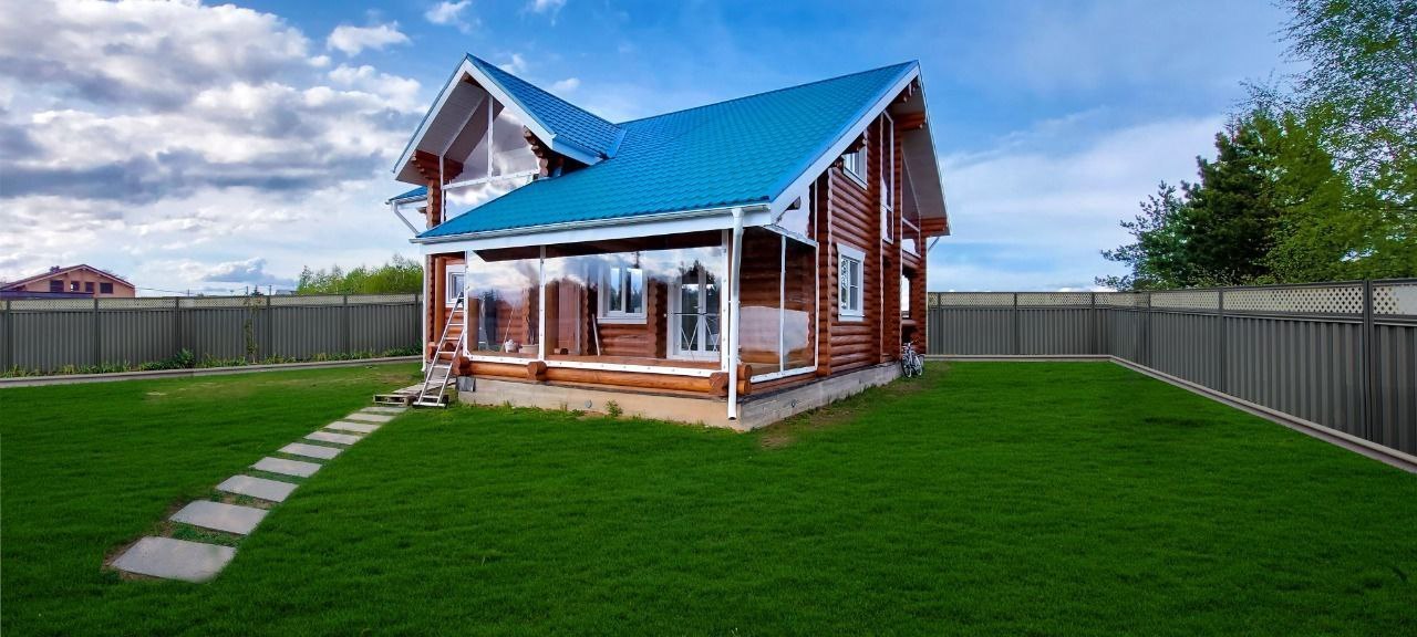 Мягкие окна на веранде загородного дома в городе Людиново